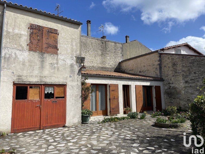 House 4 rooms of 107 m² in Tonnay-Boutonne (17380)
