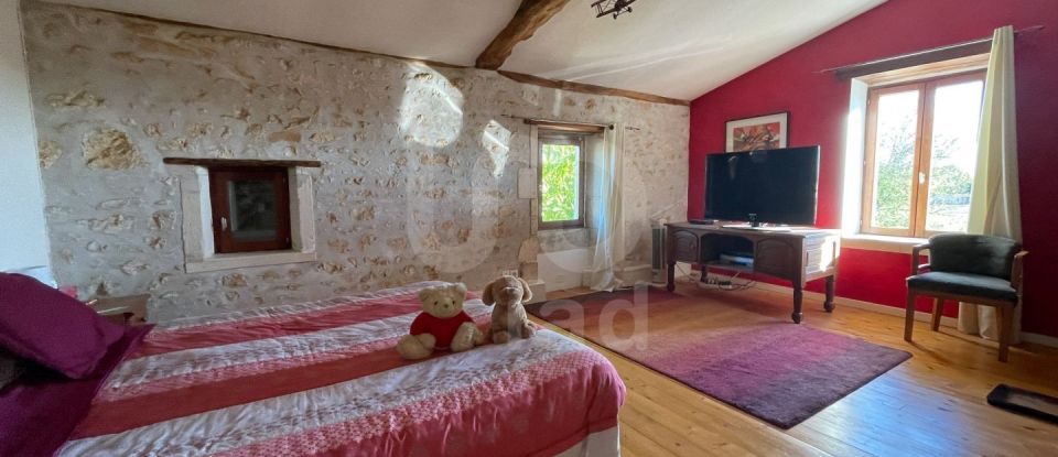 House 5 rooms of 194 m² in Baignes-Sainte-Radegonde (16360)