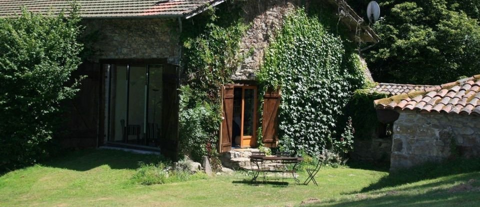 Maison 14 pièces de 417 m² à Saint-Ferréol-des-Côtes (63600)