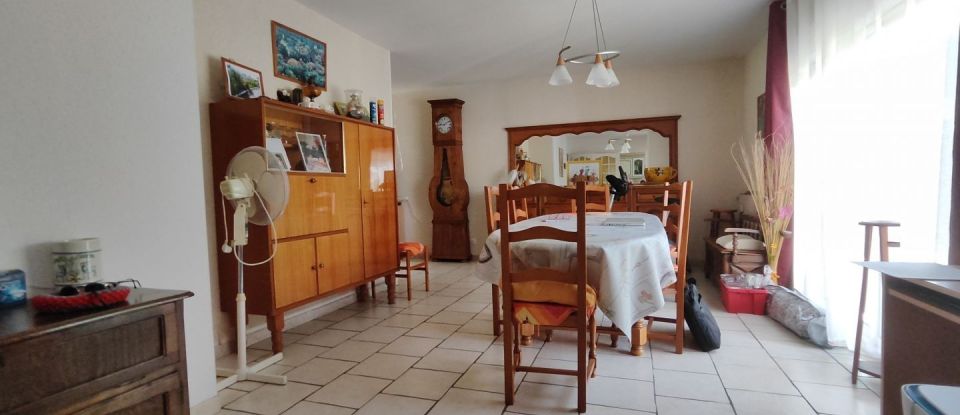 House 4 rooms of 105 m² in Saint-Seurin-sur-l'Isle (33660)