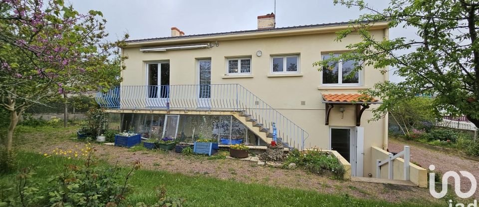 House 6 rooms of 107 m² in La Roche-sur-Yon (85000)