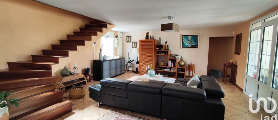 House 8 rooms of 117 m² in Saint-Pierre (97432)