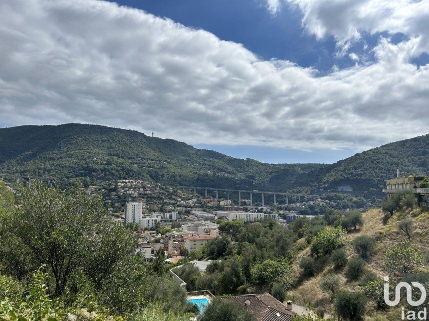 Land of 1,800 m² in Nice (06300)