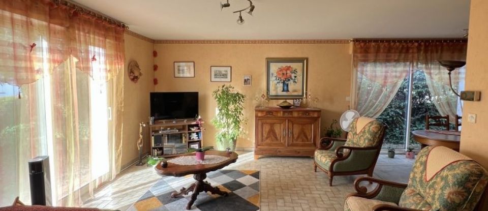 House 4 rooms of 117 m² in Lagord (17140)