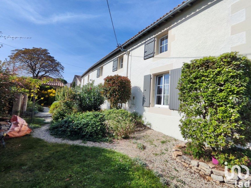 House 7 rooms of 195 m² in Sainte-Ouenne (79220)