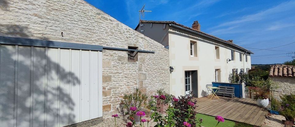 House 7 rooms of 195 m² in Sainte-Ouenne (79220)