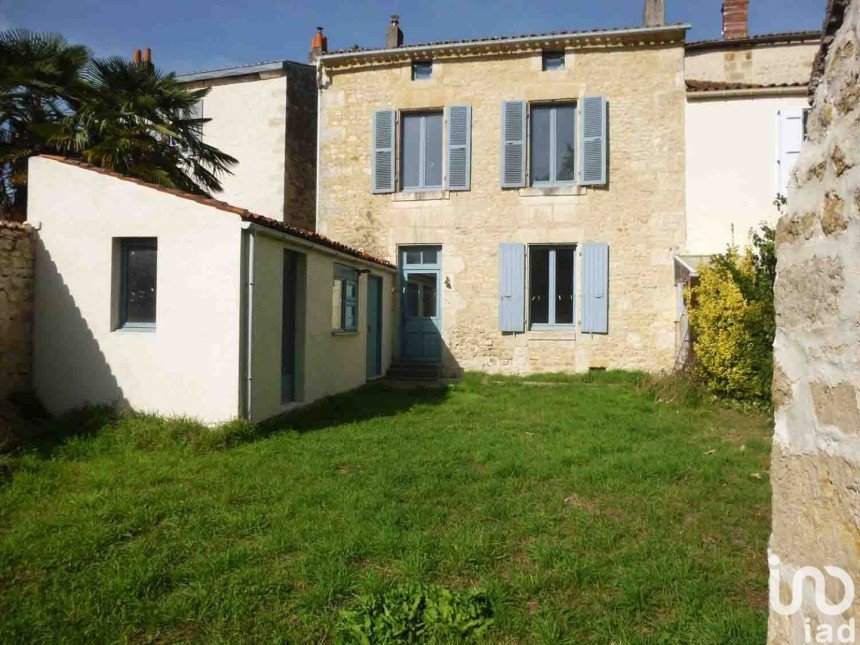 House 5 rooms of 106 m² in Fontenay-le-Comte (85200)