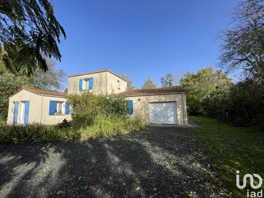 Maison 5 pièces de 138 m² à Fontenille-Saint-Martin-d'Entraigues (79110)