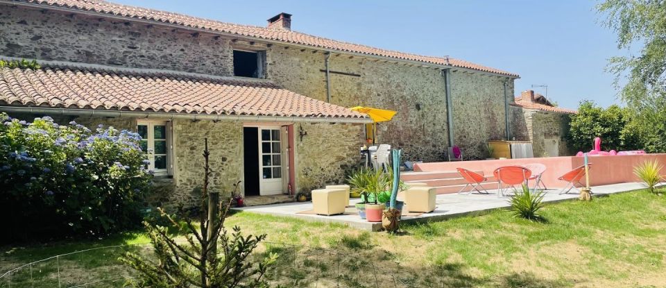 House 9 rooms of 264 m² in Breuil-Barret (85120)
