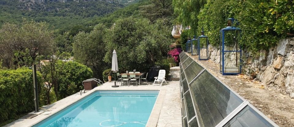 House 6 rooms of 211 m² in Le Bar-sur-Loup (06620)