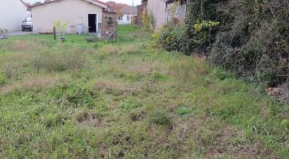 Land of 1,000 m² in Parthenay (79200)