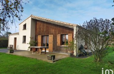 House 6 rooms of 128 m² in Fontenay-le-Comte (85200)