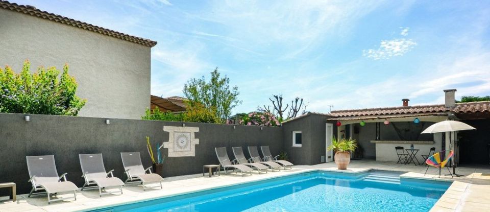 House 8 rooms of 192 m² in Fourques (30300)