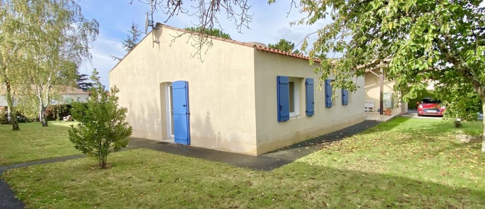 House 8 rooms of 196 m² in Antigny (85120)