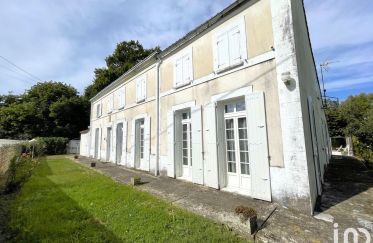 Maison 7 pièces de 233 m² à Saint-Hippolyte (17430)