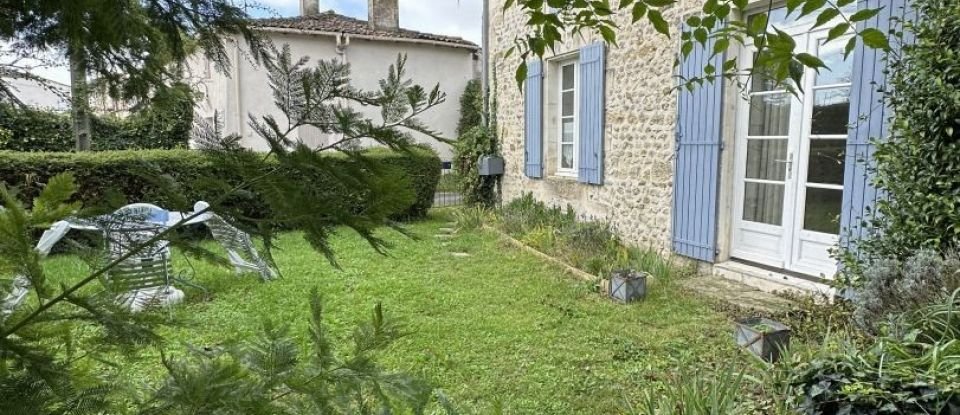 House 6 rooms of 260 m² in Épargnes (17120)