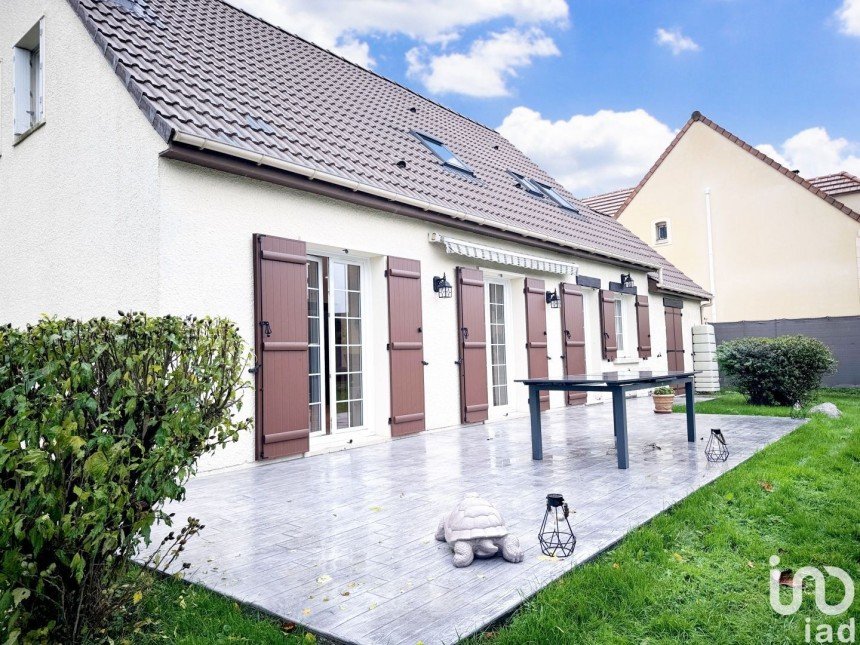 House 8 rooms of 147 m² in Fontenay-Trésigny (77610)