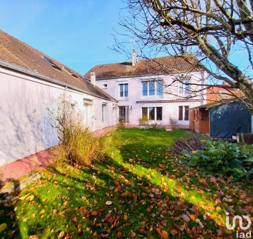 House 6 rooms of 160 m² in Rambouillet (78120)