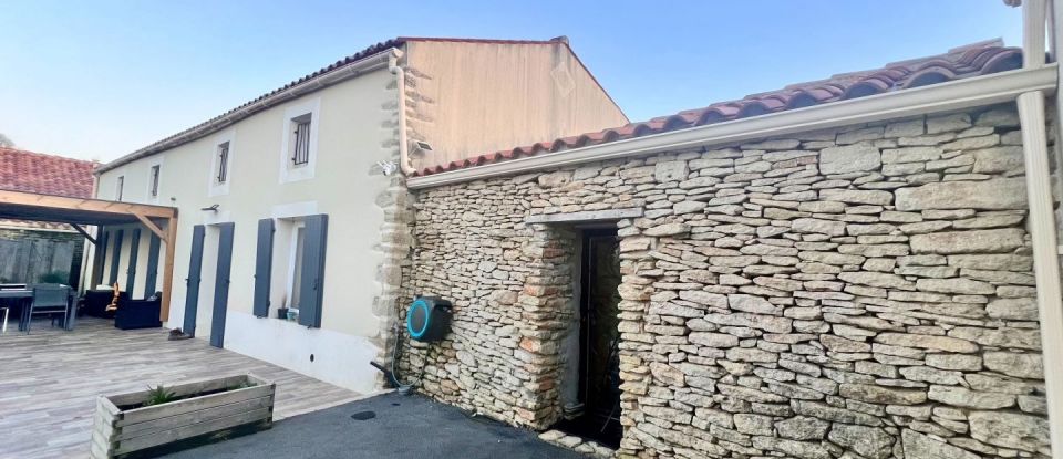 House 6 rooms of 130 m² in Genouillé (17430)