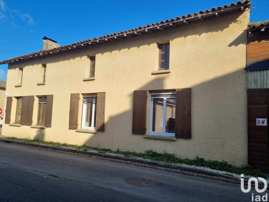 House 4 rooms of 154 m² in Sainte-Soline (79120)
