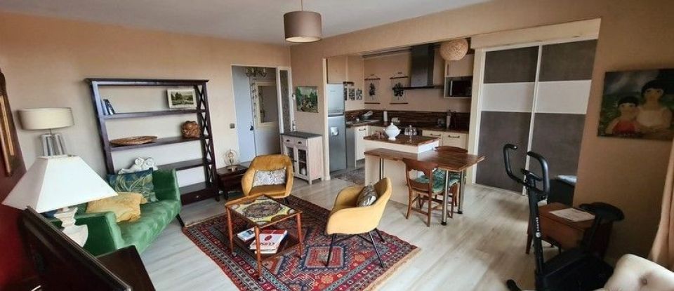 Apartment 3 rooms of 69 m² in Saintes (17100)