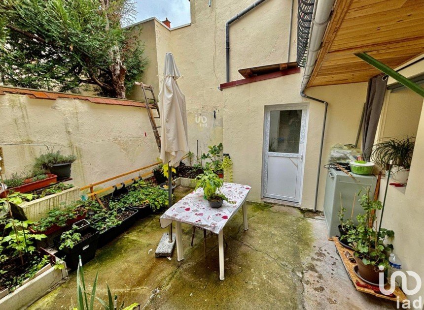 House 5 rooms of 81 m² in Vichy (03200)