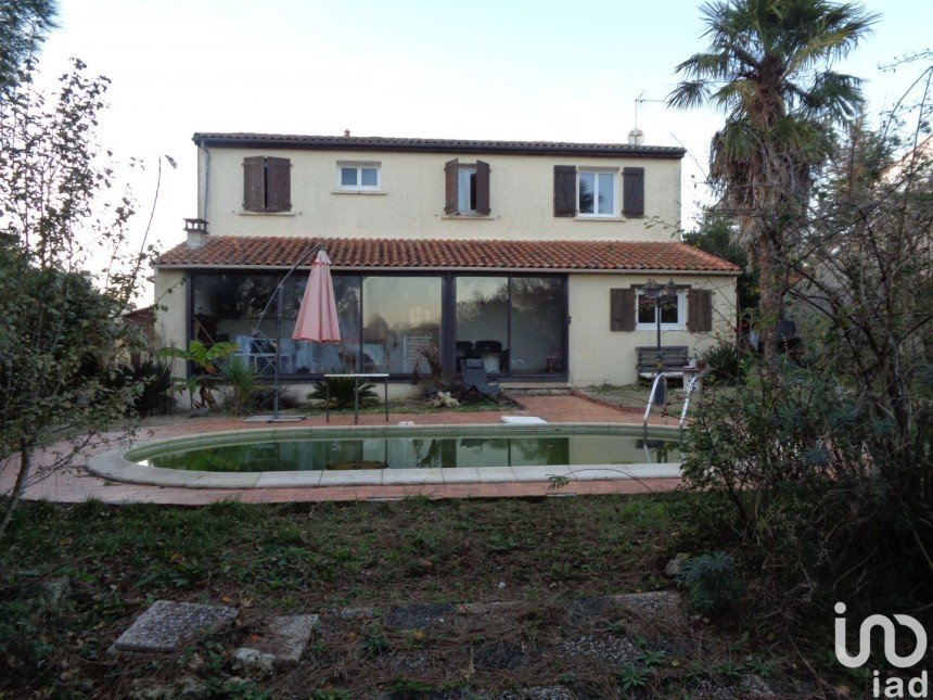House 8 rooms of 178 m² in Saintes (17100)