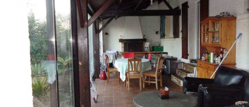 House 8 rooms of 178 m² in Saintes (17100)