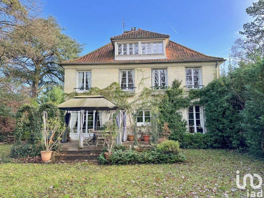 House 10 rooms of 187 m² in La Celle-Saint-Cloud (78170)