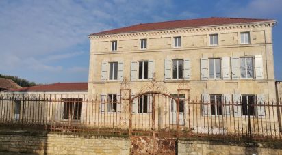 House 8 rooms of 225 m² in Barbezières (16140)