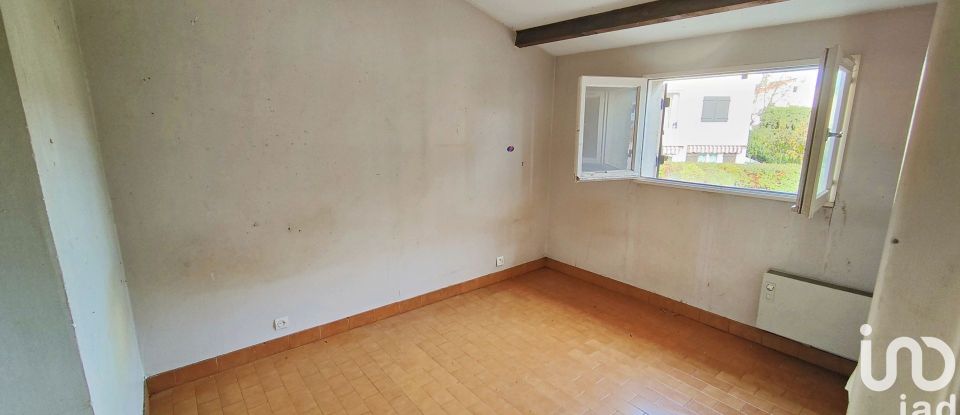House 4 rooms of 81 m² in Saint-Cyr-sur-Mer (83270)