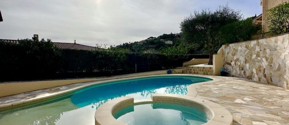 House 8 rooms of 208 m² in Sainte-Maxime (83120)