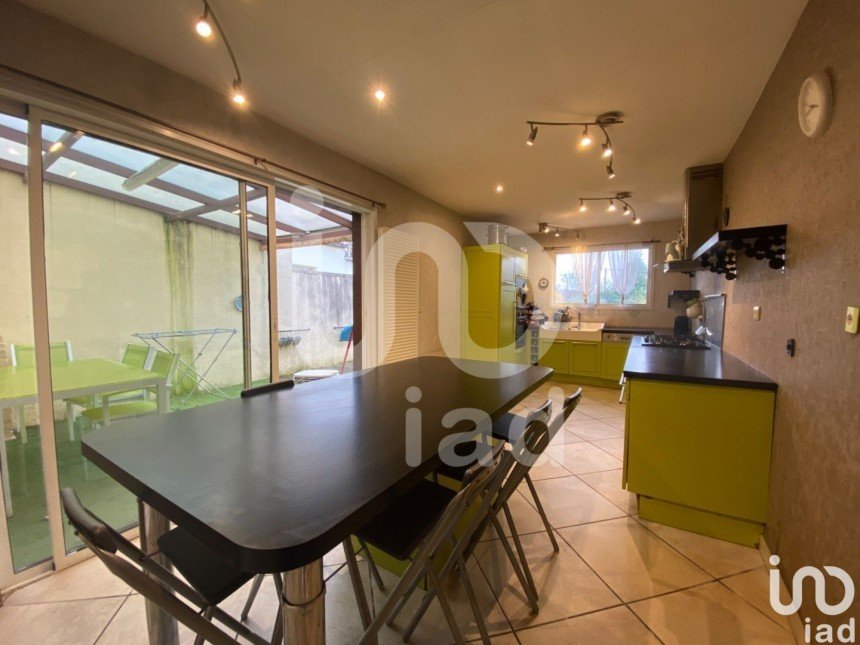 House 4 rooms of 118 m² in Hénin-Beaumont (62110)