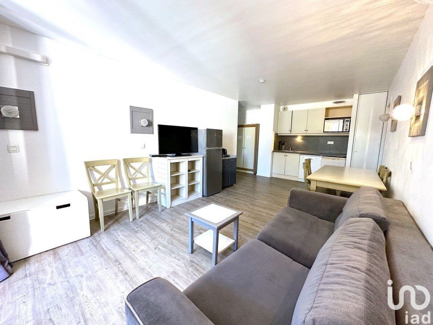 Apartment 3 rooms of 56 m² in Saint-Raphaël (83700)