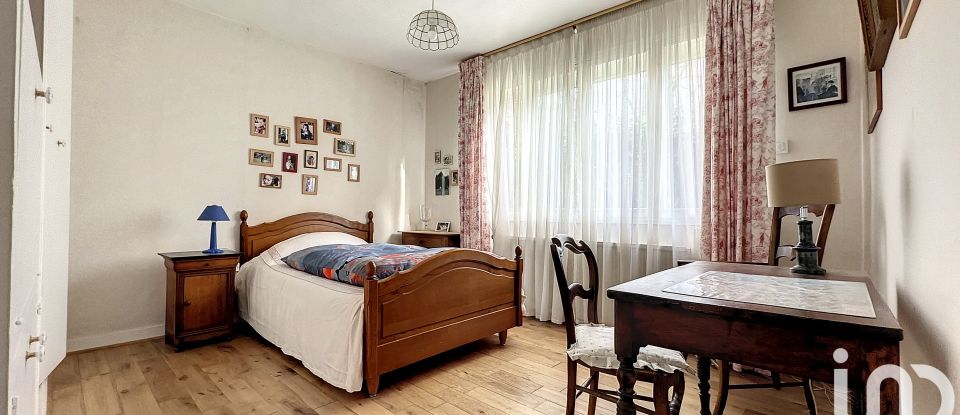 House 8 rooms of 240 m² in Dampierre-en-Yvelines (78720)