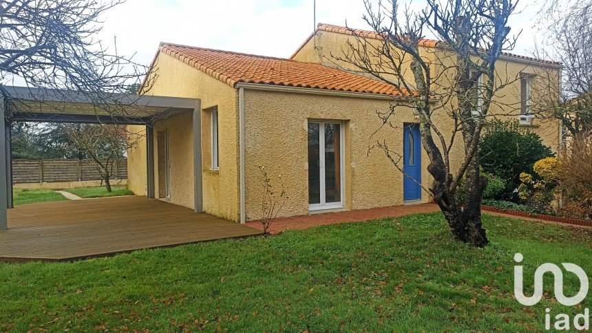 Traditional house 6 rooms of 103 m² in La Chaize-le-Vicomte (85310)