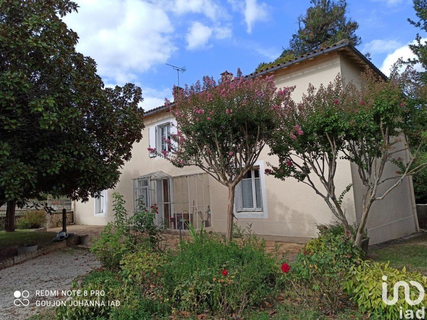 House 9 rooms of 203 m² in Saint-Coutant (79120)