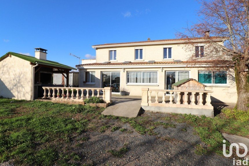 House 10 rooms of 233 m² in Montguyon (17270)