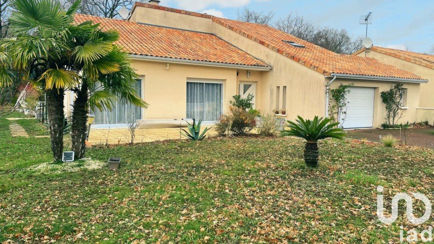 House 5 rooms of 159 m² in Naintré (86530)