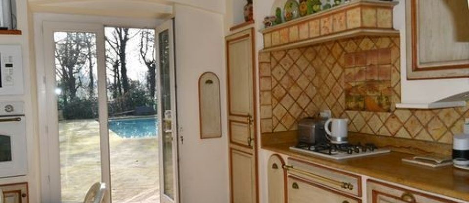 House 9 rooms of 300 m² in Carpentras (84200)