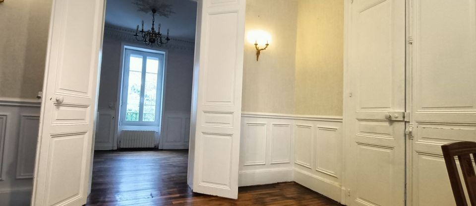 House 6 rooms of 160 m² in Vichy (03200)