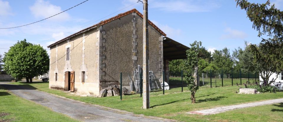 Maison 10 pièces de 450 m² à Brie-sous-Mortagne (17120)