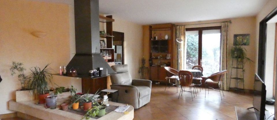 House 6 rooms of 128 m² in Lavault-Sainte-Anne (03100)