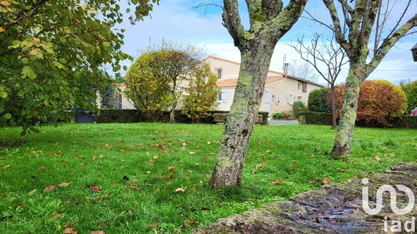 House 6 rooms of 203 m² in Niort (79000)