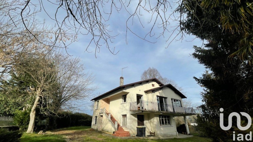 Traditional house 5 rooms of 130 m² in Saint-Armou (64160)