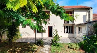 House 8 rooms of 195 m² in Pons (17800)