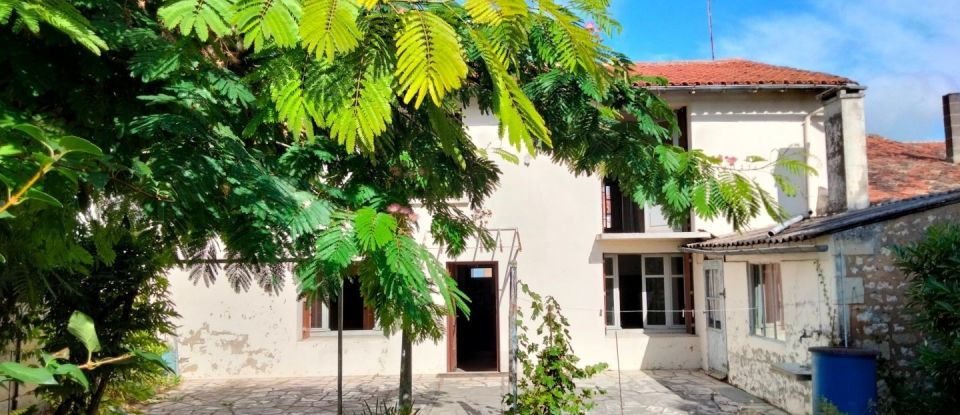 House 8 rooms of 195 m² in Pons (17800)