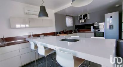 Apartment 5 rooms of 140 m² in La Rochelle (17000)