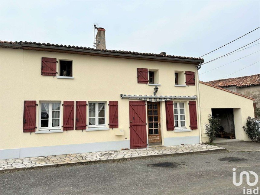 House 4 rooms of 114 m² in Saint-Aubin-le-Cloud (79450)