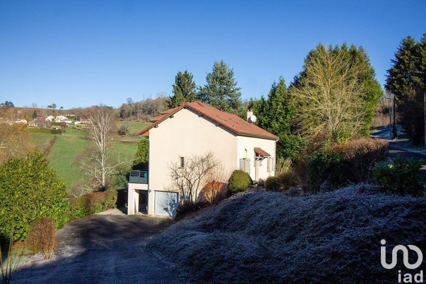 House 5 rooms of 114 m² in Olliergues (63880)